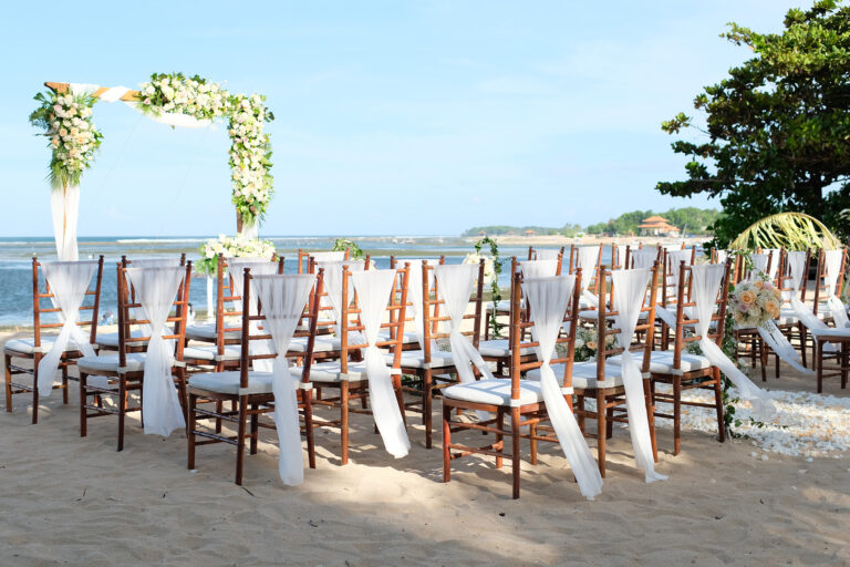pernikahan tepi pantai di beachfront resort Nusa Dua