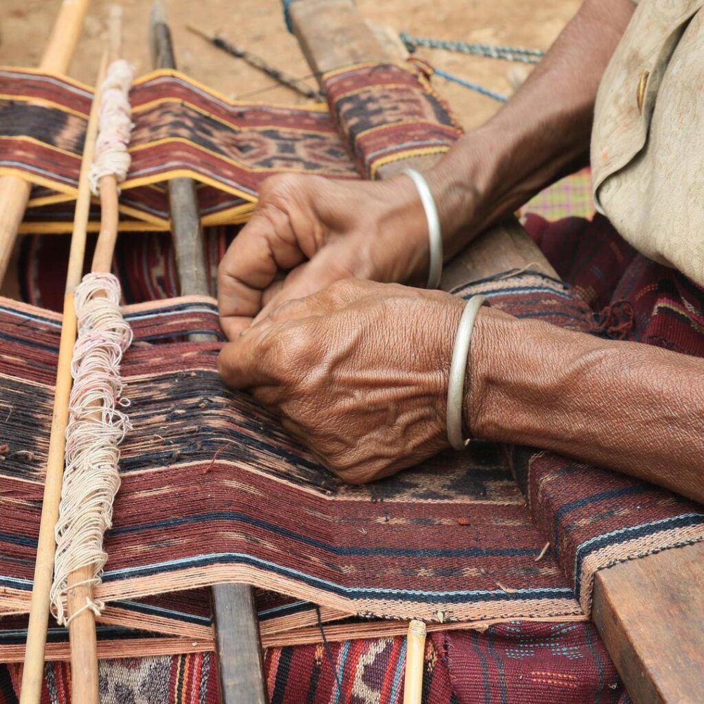 kain songke sebagai salah satu pengenalan warisan lokal pada komodo liveaboard